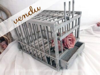 Ancienne petite cage d'appel pour les 