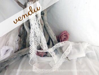 Un coupon de dentelle blanche, aux dessins en arche, lui permettant dêtre légèrement arrondi.