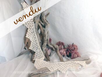 Dentelle fait main au crochet aux petits triangles