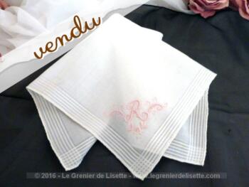 Ancien mouchoir avec superbe monogramme R brodé en rose, mais avec un petit accroc.