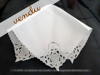 Ancien mouchoir en belle batiste blanche avec 4 coins tout en dentelle Richelieu faite à la main.