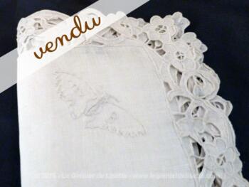 Mouchoir ancien au pourtour en dentelle Richelieu avec broderies originales des monogrammes MB.