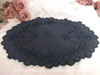 Ancien napperon teinté en gris ardoise et tout brodé à la main de fleurs.