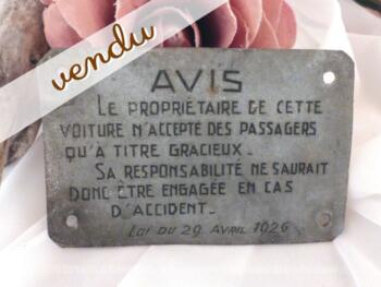 Plaque en zinc des années 40/50 avec des mentions spéciales relatives à la Loi du 29 avril 1926.