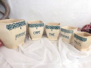 5 anciens pots à épices de tailles décroissantes en porcelaine André Longchamp.