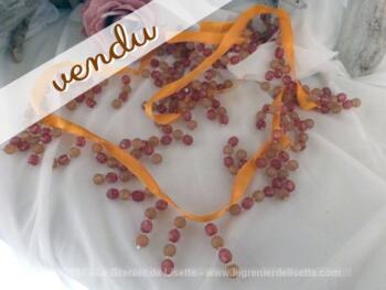 Ruban orange aux perles orange.