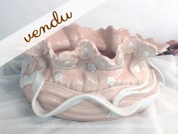 Grand pot en forme de panier en porcelaine grecque.