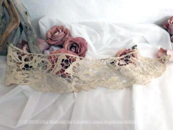 Ancien col en dentelle Richelieu.