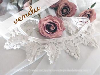 Ancienne col couronne tout en dentelle de coton blanc au crochet.