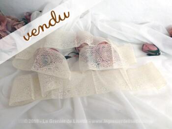 Coupon de large dentelle fine, écrue, aux dessins de vermicelles sur la partie haute et de volutes sur la partie basse.