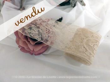 Coupon de dentelle ancienne aux dessins de fleurs.