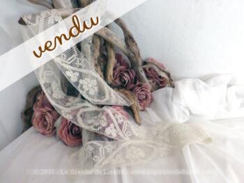 Coupon de dentelle ancienne aux dessins de fleurs en forme de trèfles.