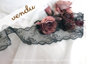 Coupon de dentelle noire fine aux volutes