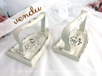 Duo d'anciens fer en fonte, patinés d'une douce couleur ivoire et vieillis façon shabby.