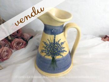 Pichet signé Vallauris aux belles couleurs provençales avec bouquet de lavande