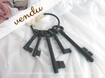 Grand trousseau avec 5 clefs anciennes et son petit noeud en dentelle