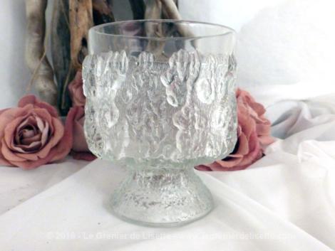 Un verre dont le décor ressemble à du givre ou comme s'il était recouvert de glace .