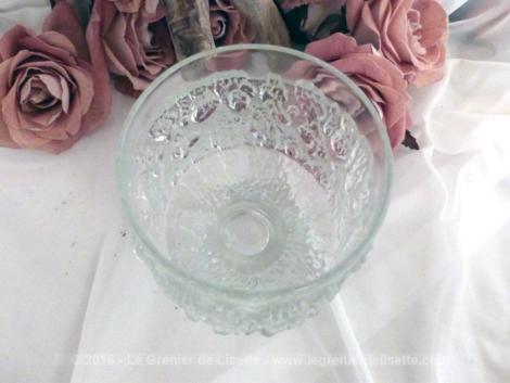 Un verre dont le décor ressemble à du givre ou comme s'il était recouvert de glace .