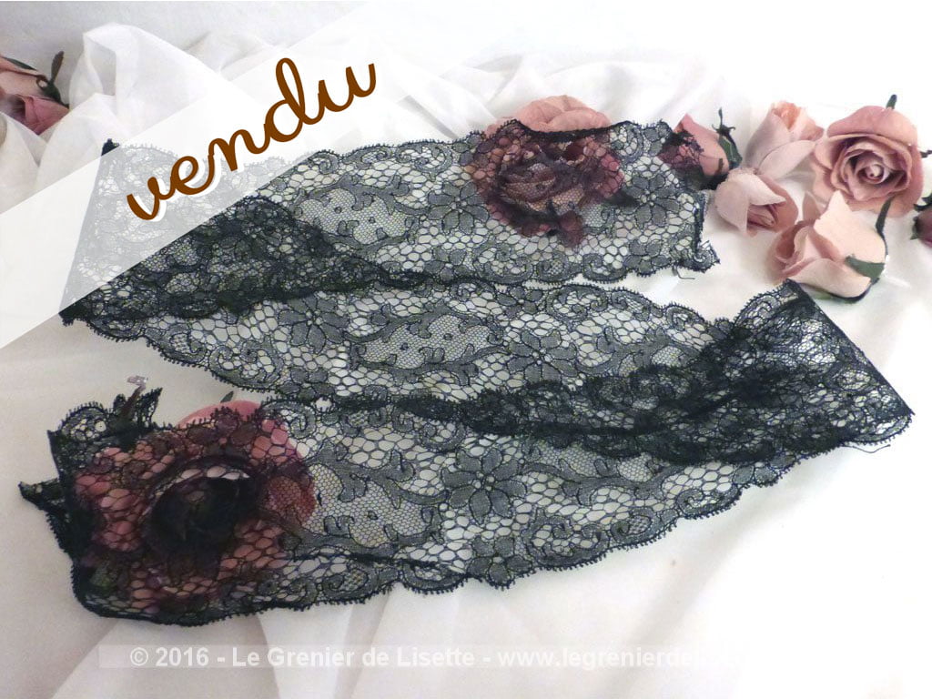 Coupon de dentelle noire fine fleurs et volutes
