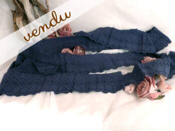 Bande de 280 cm de broderie anglaise bleu marine sur 7 cm de large.