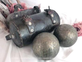 Ancienne paire de boules pour jouer à la pétanque lyonnaises, circonférence 29 cm dans leur étui en cuir.