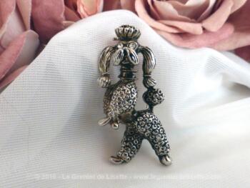 Ancienne broche caniche avec couronne et yeux brillants.