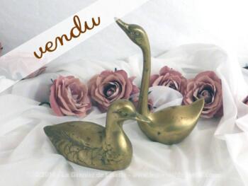 Un cygne et un canard en laiton.