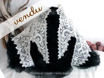 Un col plastron avec ses manches tout en dentelle et fait main.