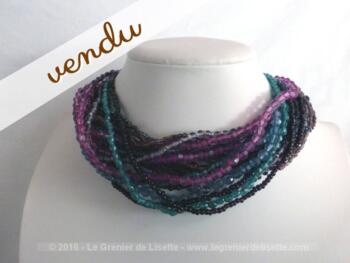 Collier ras de cou multi-rangs et muticolore en perles de rocailles.
