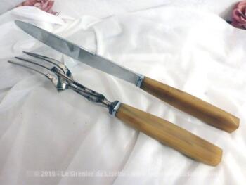 Anciens couverts à rôti comprenant un grand couteau et une fourchette avec support, avec manche en bakélite.