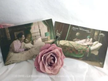 Deux cartes postales anciennes d'un couple couché