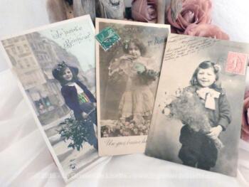 VENDU - Lot de 3 cartes postales anciennes d'enfants fête et fleurs – Image 3