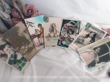 Sept cartes postales anciennes colorisées de scénettes d'enfants.