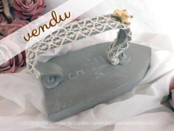 Ancien fer à repasser en fonte patiné shabby avec dentelle acncienne sur le manche et sa fleur en bakélite.