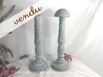 Duo de porte-chapeaux, en bois, patinés très shabby et pièces uniques dans leur conception.