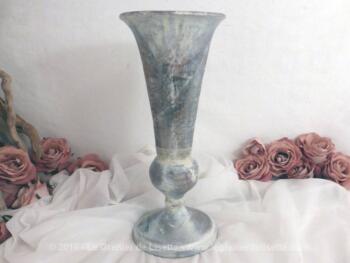 Vase en bois avec patine vieillie en style peinture à l'essuyé.
