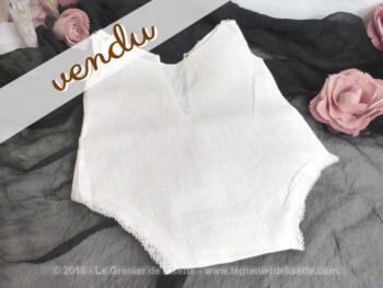 Ancien body fait main en coton, pour bébé ou poupon.