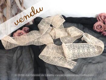 Deux coupons de dentelle ancienne écrue, et surprise.... plus un autre oublié sur la photo !