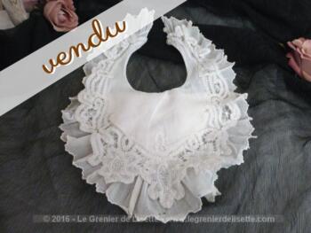 Bavoir ancien, tout en dentelle et volants. Fait main et pièce unique.