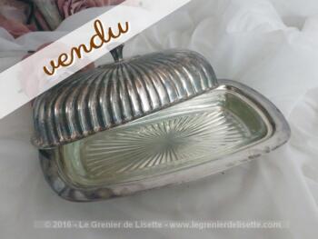 Ancien beurrier en métal argenté avec son couvercle et sa coupelle en verre.