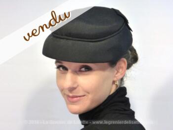 Ancien chapeau bibi rétro noir avec noeud au dos.