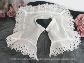 Ancien col carré en dentelle