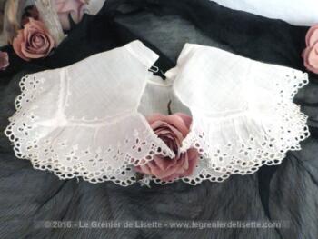 Ancien col carré en dentelle