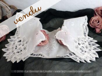 Col en batiste et dentelle au ruban.