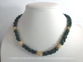 Ancien collier en belles perles vertes et beiges en forme de grain de riz.