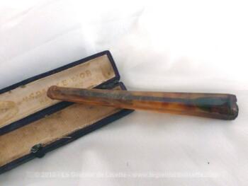 Ancien fume cigarette en ambre dans son étui d'origine.