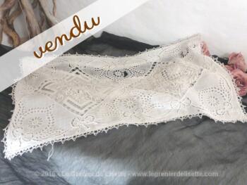 Ancienne housse de coussin en dentelle