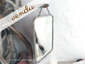 Ancien petit miroir de barbier avec sa chaînette .