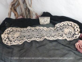 Ancien napperon ovale au crochet