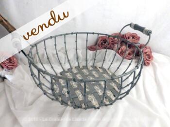 Panier en fer, revisité en tendance shabby avec fond tressé de dentelle ancienne.